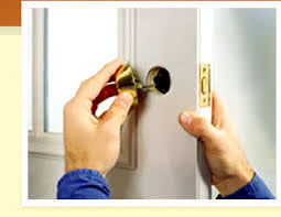 Toronto Locksmith Installs Door Locks